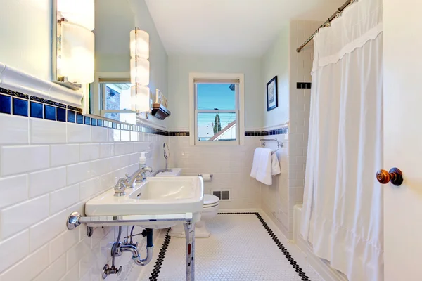 Refreshing white bathroom — Stock Photo, Image