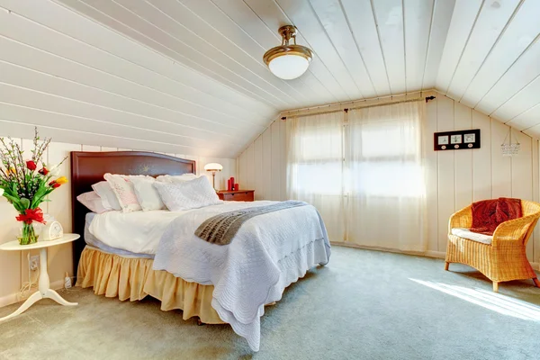 Tolle Designidee für Schlafzimmer mit gewölbter Decke — Stockfoto
