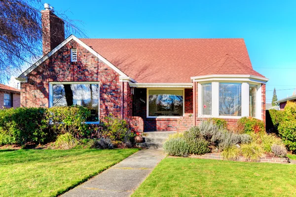 Mooie rode bakstenen huis — Stockfoto