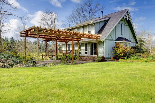 Schönes Bauernhaus mit angeschlossener Pergola. Vorfrühling — Stockfoto