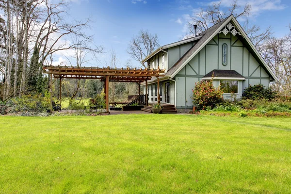 Beautiful farmhouse with attached pergola. Early spring — Stock Photo, Image