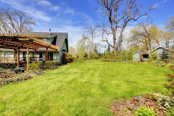 Mooie boerderij met bijgevoegde pergola en houten loodsen — Stockfoto