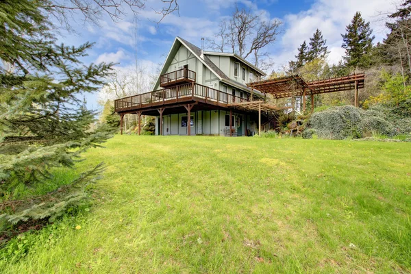 Impresionante farrmhouse con gran terraza y pérgola —  Fotos de Stock