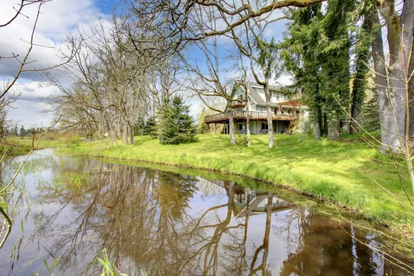 Casa rural con vistas al pintoresco paisaje rural — Foto de Stock