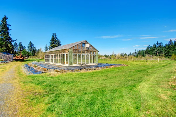 Granja con invernadero — Foto de Stock