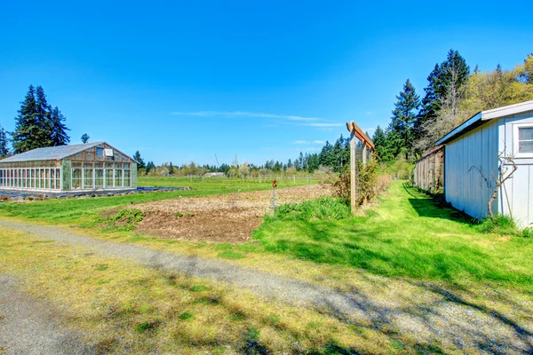 Bauernhof mit Gewächshaus — Stockfoto