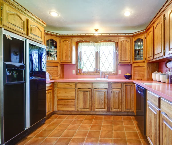 Quinta sala de cozinha com armários de madeira e backsplash rosa — Fotografia de Stock