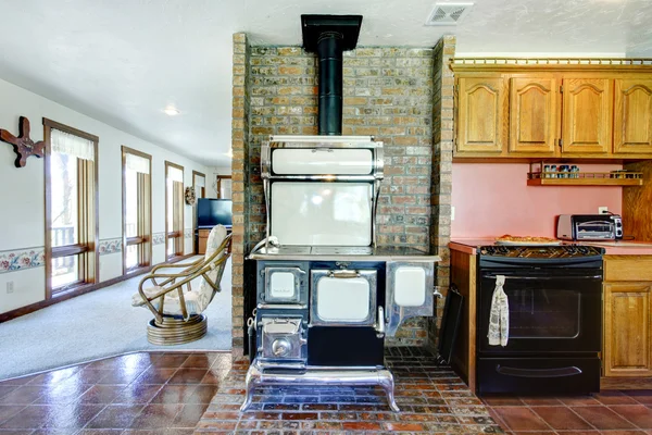 农舍的厨房与古董的炉子和砖背景 w — 图库照片