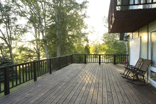 Schöne Aussicht auf die Landschaft vom Bauernhof Deck — Stockfoto