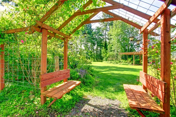 Gården sommarhus med utsikt över pittoreska gröna landskapet — Stockfoto