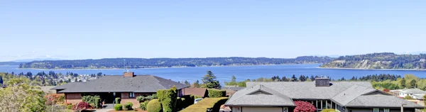 Prachtig panoramisch uitzicht vanaf de veranda van een achtertuin — Stockfoto
