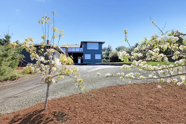 Blick auf den Hinterhof. Garage und Zufahrt — Stockfoto