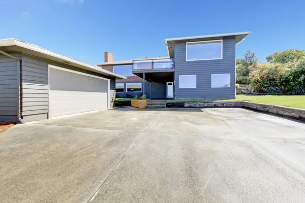 Backyard view. Garage and drive way — Stock Photo, Image