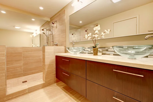 Элегантная ванная комната со стеклянными раковинами — стоковое фото