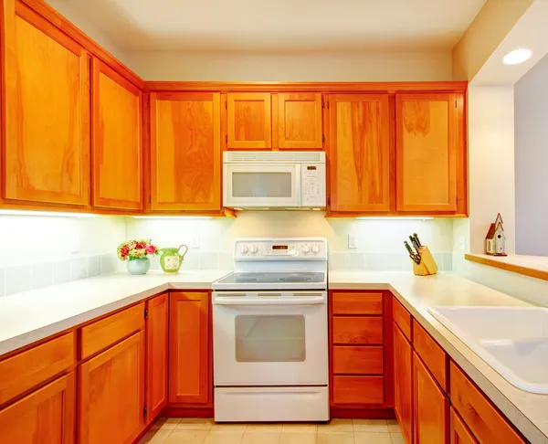 Habitación simple cocina luminosa con flores frescas — Foto de Stock