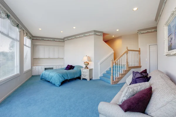 Fantastiska ljus blå och vita sovrum med glasvägg — Stockfoto