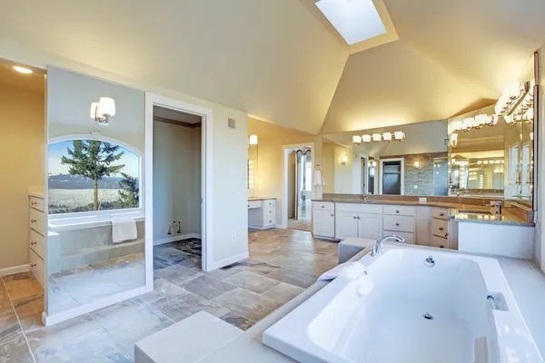 Luxuriant bathroom with whirlpool and amazing window view — Stock Photo, Image