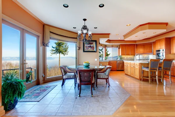 Luxuriant round kitchen room and dining area with walkout deck — Stock Photo, Image