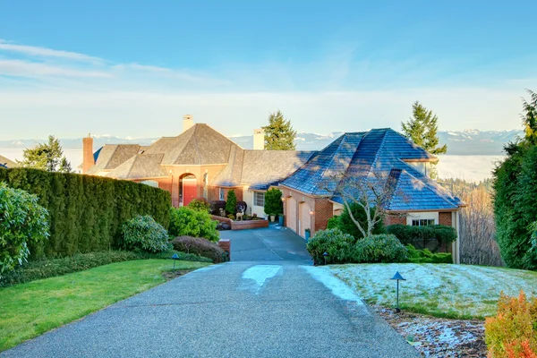 Geweldig luxe bakstenen huis — Stockfoto