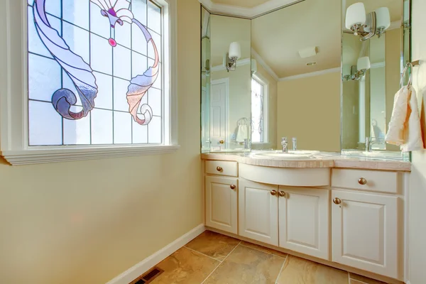 Warm small bathroom with great idea for window treatment — Stock Photo, Image