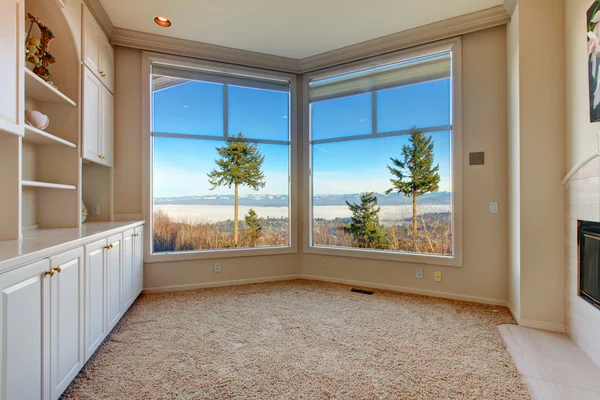 Habitación vacía de marfil con una increíble vista a la ventana — Foto de Stock