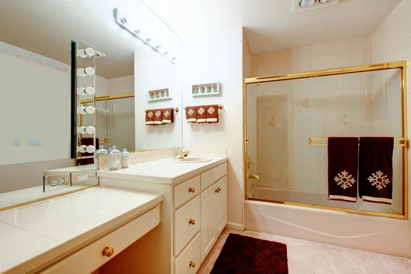 Elegante baño de tonos claros — Foto de Stock
