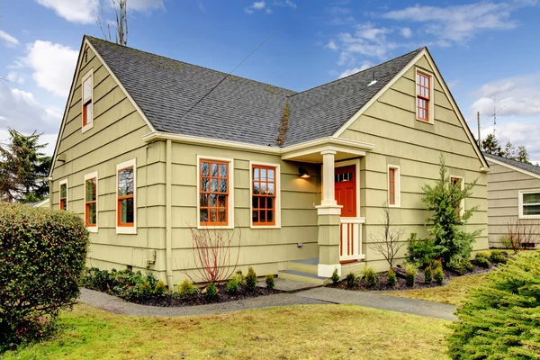 Klassiska amerikanska hus med colomn veranda — Stockfoto