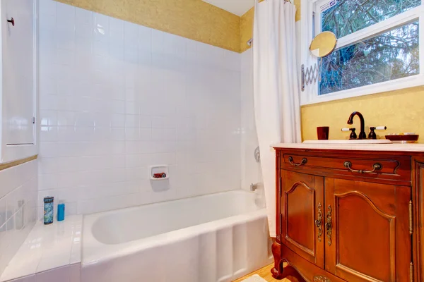 Salle de bain rafraîchissante avec armoire en bois antique — Photo