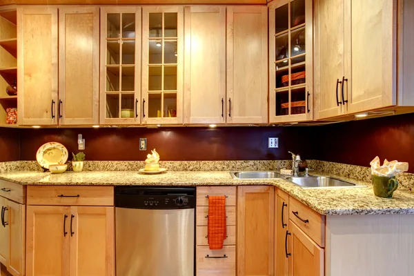 Sala de cozinha brilhante com parede de tijolo projetado — Fotografia de Stock