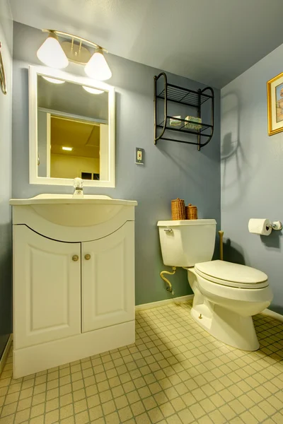 Kamar mandi biru dan putih kecil — Stok Foto