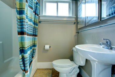 çizgili perdeler ile rahat banyo