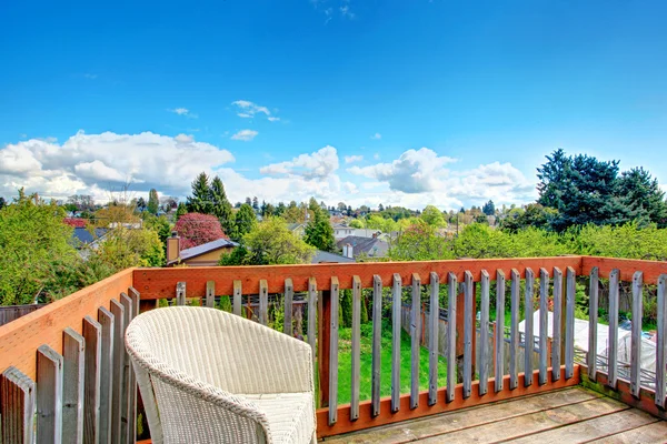 Gemütliches Deck mit schöner Aussicht auf die Landschaft — Stockfoto