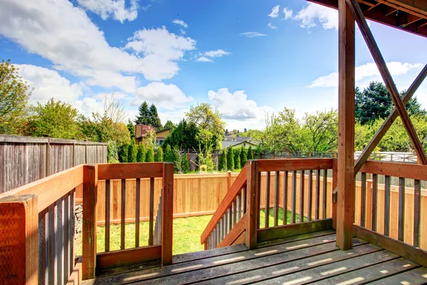 Vacker vår utsikt från backyard deck — Stockfoto