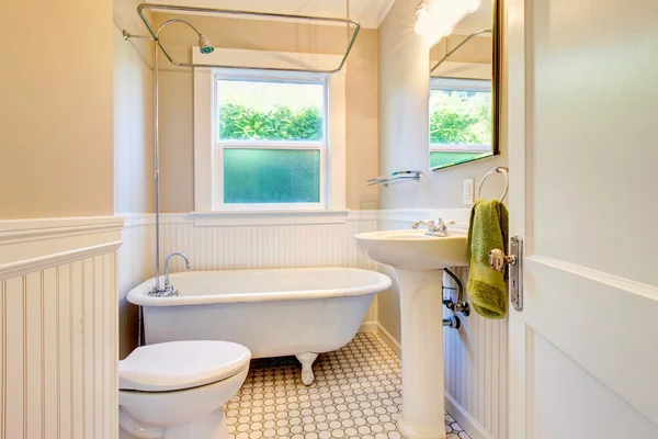 Светло-белая ванная комната — стоковое фото