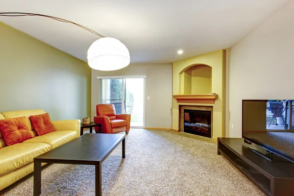 Brilhante contraste cores sala de estar — Fotografia de Stock