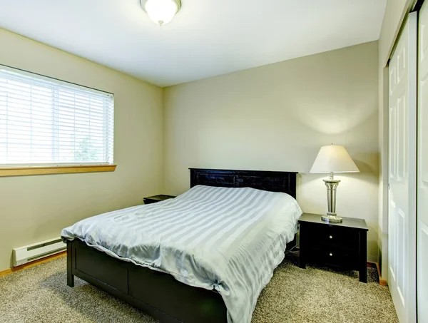 Kleine slaapkamer met zwarte meubilair — Stockfoto
