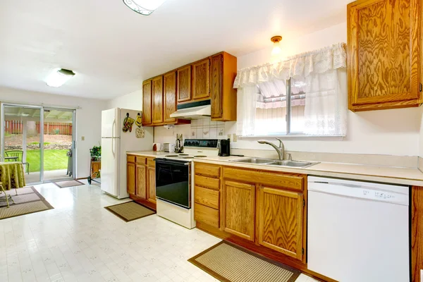 Cocina blanca con combinación de almacenamiento de madera — Foto de Stock