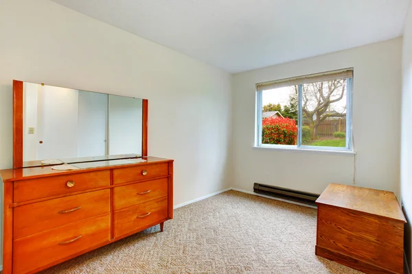 Petite chambre vide avec coffre antique et armoire — Photo