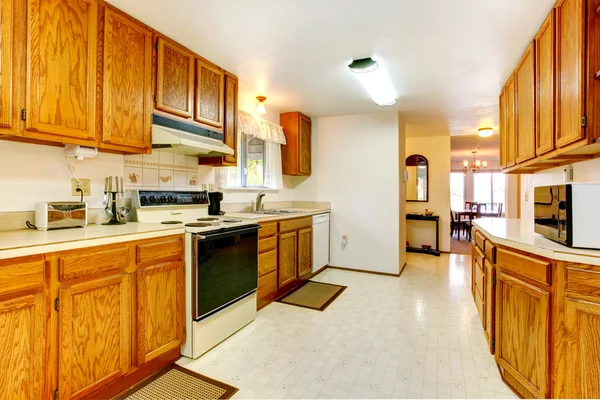 白色的厨房与木制储物组合 — 图库照片