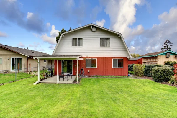 Achtertuin met bijgevoegde pergola — Stockfoto