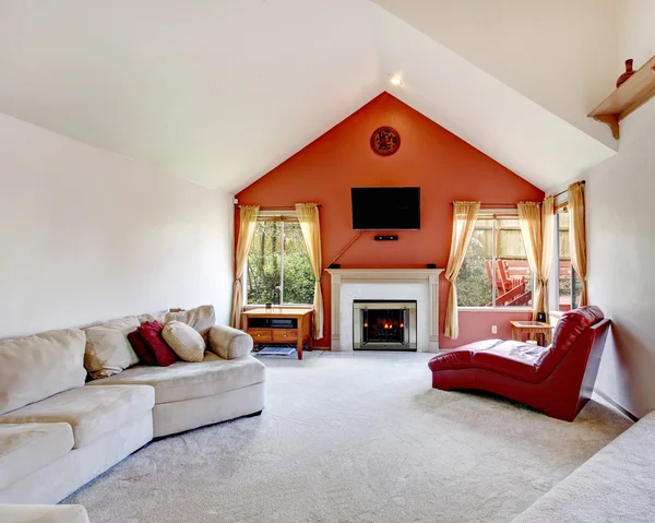 Lichte woonkamer met contrast oranje muur — Stockfoto