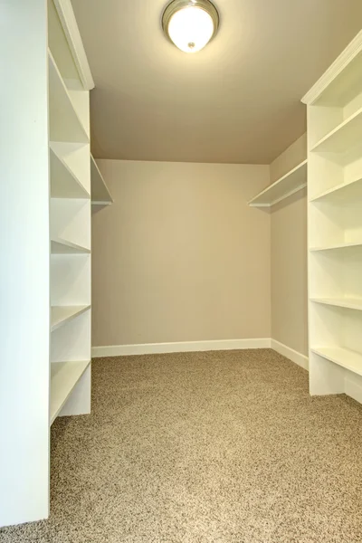 Empty walk-in closet — Stock Photo, Image