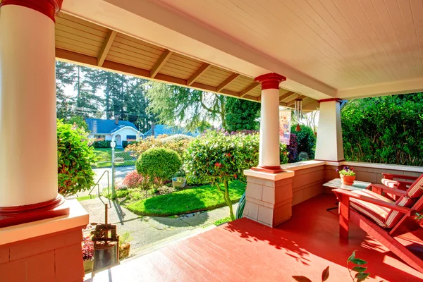 Krásný sloupce veranda — Stock fotografie