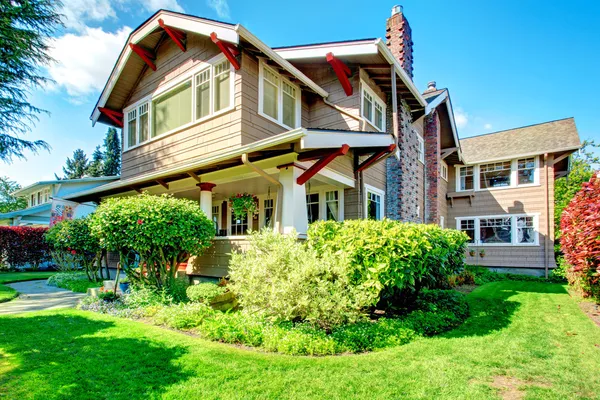 Big house with beautiful curb appeal — Stock Photo, Image