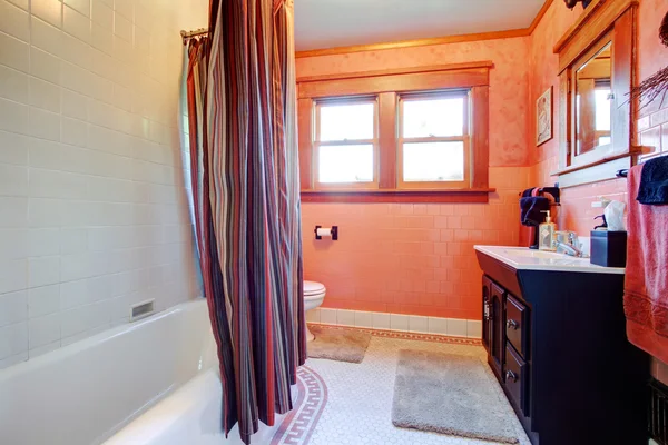 Уютная белая и оранжевая ванная — стоковое фото