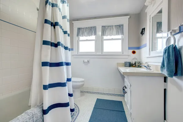 Refreshing white bathroom — Stock Photo, Image