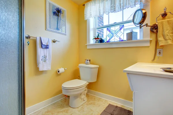 Yellow bright bathroom — Stock Photo, Image