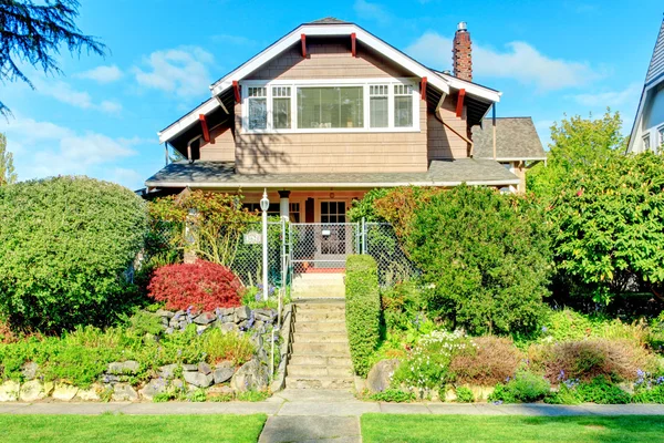 Casa grande con atractivo hermoso bordillo — Foto de Stock