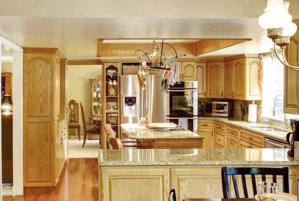 Heldere elegante keuken kamer — Stockfoto
