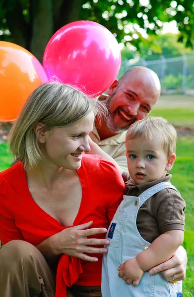 Genitori e bambino stanno giocando nel parco . — Foto Stock